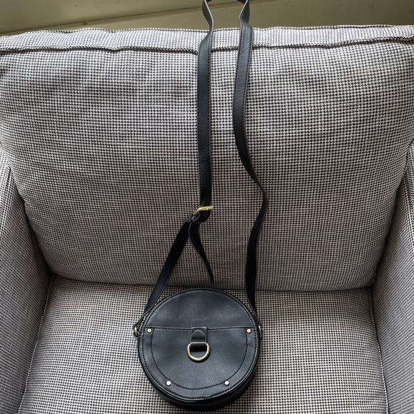 Source Unknown Handbags - Black cross body bag- never used!